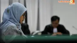 [FOTO] Divonis 4 Tahun, Chairunnisa Tertunduk & Menangis