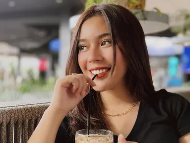 Menggunakan busana berwarna hitam memang tak pernah salah. Fay Nabila bahkan beberapa kali terlihat memakai outfit serba hitam dalam foto di akun Instagram pribadinya. (Liputan6.com/IG/@faynabilalxndr)