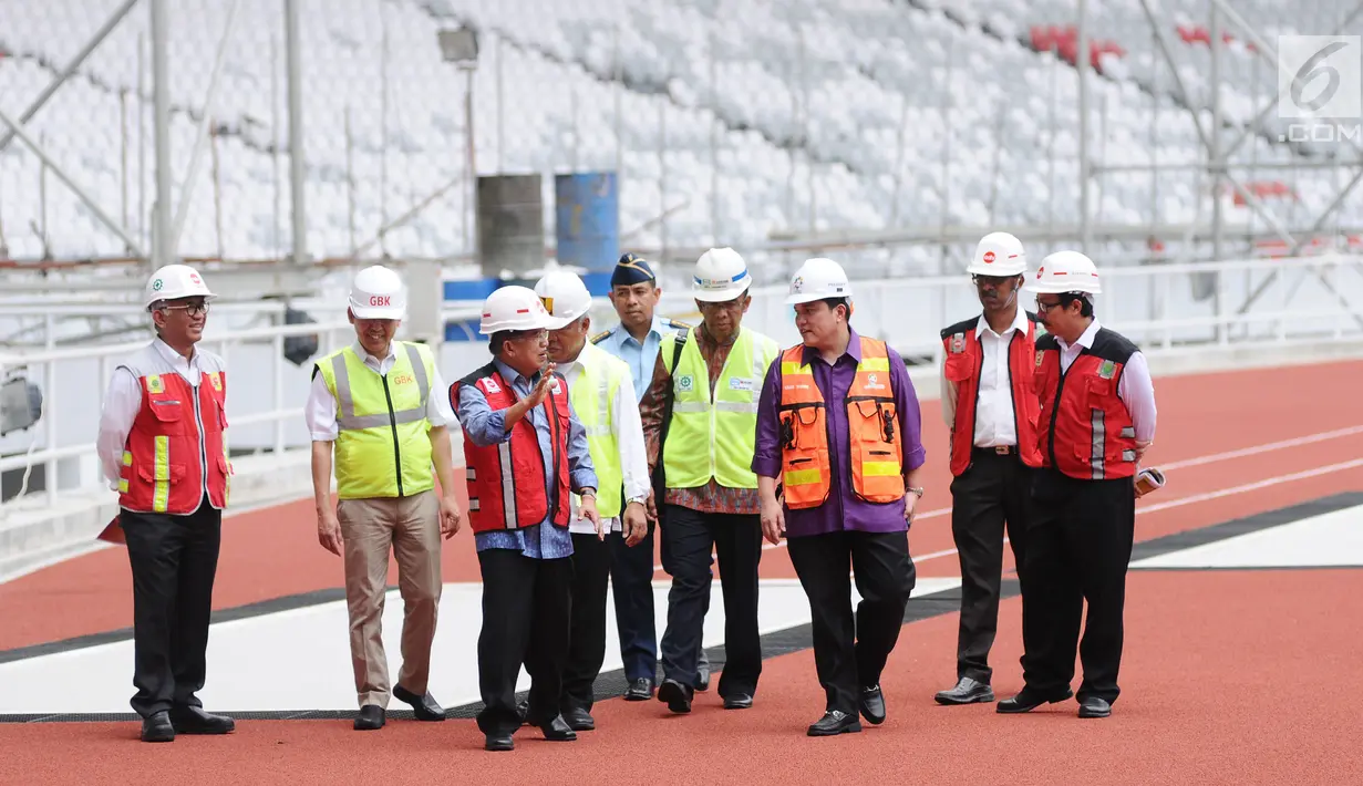 Wapres Jusuf Kalla (ketiga kiri) usai melihat fasilitas atletik di Stadion Utama GBK, Jakarta, Selasa (3/10). Menteri PUPR Basuki Hadimuljono memastikan, pembangunan infrastruktur Asian Games akan selesai sesuai target. (Liputan6.com/Helmi Fithriansyah)