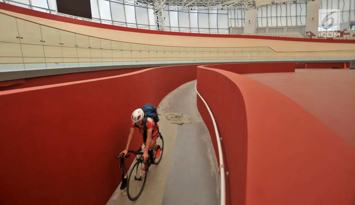 Seorang atlet melintasi lorong menuju ruang ganti di Jakarta International Velodrome, Jakarta, Senin (9/7). Velodrome Rawamangun memiliki bangunan seluas 1,6 hektare dengan lintasan sepanjang 250 meter kemiringan 40 derajat. (Merdeka.com/Iqbal S. Nugroho)