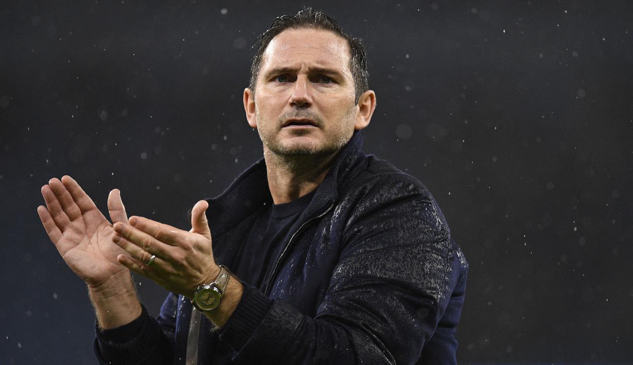 Pelatih kepala Everton, Frank Lampard memberikan tepuk tangan setelah laga lanjutan Liga Inggris 2022/2023 melawan Manchester City di Etihad Stadium, Manchester, 31 Desember 2022. Lampard dipecat The Toffees pada Senin (23/1/2023) malam WIB. Everton kala itu harus terdampar di posisi ke-19 klasemen dengan 15 poin dari 20 laga, selisih dua angka dari zona aman. (AFP/Oli Scarff)