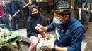 Menteri Parekraf Sandiaga Salahuddin Uno berbincang dengan penjual jamu Ibu Lomin di Desa Wisata Bonjeruk, Kecamatan Jonggat, Lombok Tengah, NTT, Kamis (4/11/2021). Ibu Lomin mengeluhkan masih harus melakukan pekerjaan dengan sangat tradisional. (Liputan6.com/HO/Parekraf)