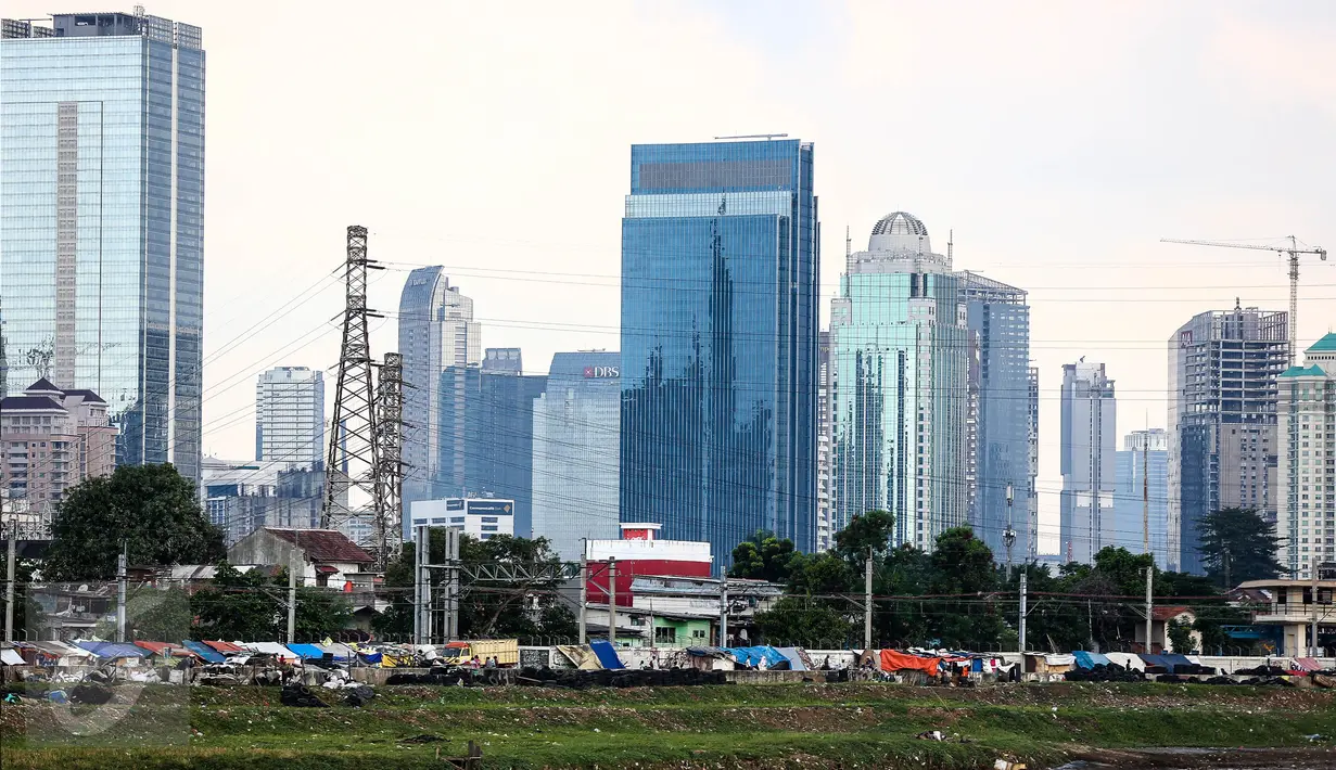 Suasana permukiman kumuh diantara gedung di kawasan Petamburan, Jakarta, (11/7). Penduduk Indonesia diperkirakan akan tumbuh ke 306 juta pada 2035 sementara Populasi Asia Tenggara diperkirakan mencapai 633 juta orang. (Liputan6.com/Faizal Fanani)