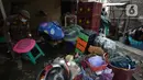 Petugas Satpol PP melakukan eksekusi lahan rumah warga Kelurahan Pulogebang RT 20 RW 06 (dahulu RT 08/RW 06) di Jakarta, Selasa (8/6/2021). Eksekusi lahan tersebut berakhir ricuh. (merdeka.com/Imam Buhori)