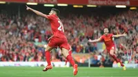 Gelandang Liverpool, Adam Lallana, merayakan gol ke gawang Leicester City pada laga di Anfield Stadium, Liverpool, Sabtu (10/9/2016). (AFP/Paul Ellis)