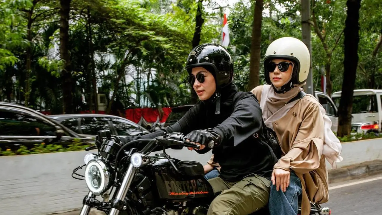 Natasha Rizky naik moge dibonceng Dian Ayu Lestari (Foto: instagram natasharizkynew)