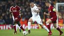 Gelandang AS Roma, Radja Nainggolan, berusaha melewati pemain Liverpool pada leg pertama semifinal Liga Champions di Stadion Anfield, Selasa (24/4/2018). Liverpool menang 5-2 atas AS Roma. (AP/Dave Thompson)