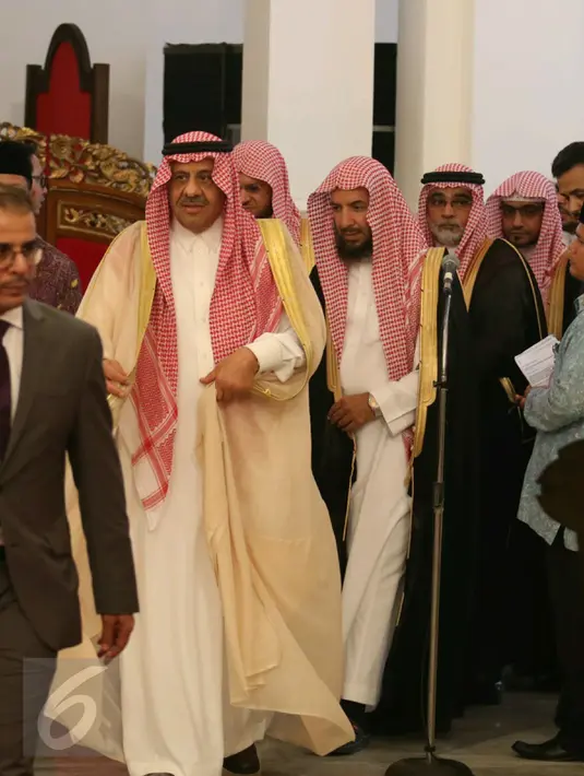 Pangeran Khalid bin Sultan Abdul Aziz Al Suud saat berada di Istana Merdeka, Jakarta, Kamis (4/5). Usai pertemuan, Jokowi mengajak Pangeran ke Istana Negara untuk silaturahmi dengan peserta Musabaqah Hafalan Alquran dan Hadis. (Liputan6.com/Angga Yuniar)
