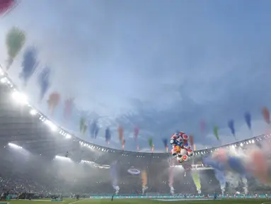 Kembang api warna warni memeriahkan upacara pembukaan sebelum pertandingan sepak bola Grup A EURO 2020 antara Turki melawan Italia di Stadion Olimpico, Roma. (Foto: AFP/Pool/Alberto Lingria)