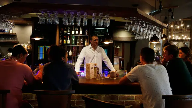 Pembuat Gin, Les Ansley, melakukan sesi pencicipan gin di Botlierskop Private Game Reserve, dekat Teluk Mossel, Afrika Selatan