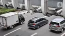 Kendaraan melintas di salah satu titik kamera tilang elektronik atau electronic traffic law enforcement (ETLE) di Jalan Jenderal Sudirman, Jakarta Pusat, Rabu (26/10/2022). Direktur Lalu Lintas Polda Metro Jaya Kombes Latif Usman menjelaskan, petugas hanya melakukan penilangan menggunakan teknologi electronic traffic law enforcement (ETLE). (merdeka.com/Iqbal S. Nugroho)