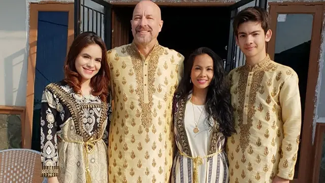 6 Potret Pesona Sapna Husen, Ibunda Steffi Zamora yang Awet Muda