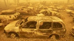 Lusinan kendaraan yang terbakar berada dalam asap tebal selama kebakaran Dixie di Greenville, California, Amerika Serikat, 6 Agustus 2021. Kebakaran besar yang melanda California tampaknya akan terus berkembang. (JOSH EDELSON/AFP)