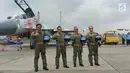 Panglima TNI Marsekal Hadi Tjahjanto (kiri), Kapolri Jenderal Tito Karnavian (kedua kiri), Kasad Jenderal Mulyono (kedua kanan), dan Kasal Laksamana Ade Supandi berpose di depan pesawat Sukhoi, Jakarta, Rabu (20/12).  (Liputan6.com/Nanda Perdana)
