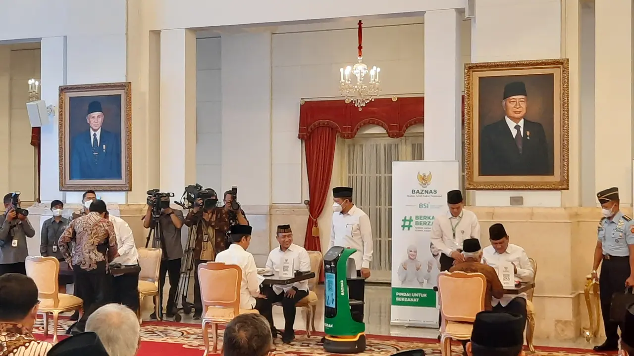 Presiden Joko Widodo atau Jokowi beserta Wakil Presiden Ma'ruf Amin membayarkan zakat melalui Badan Amil Zakat Nasional (BAZNAS) di Istana Negara Jakarta, Selasa (28/3/2023).