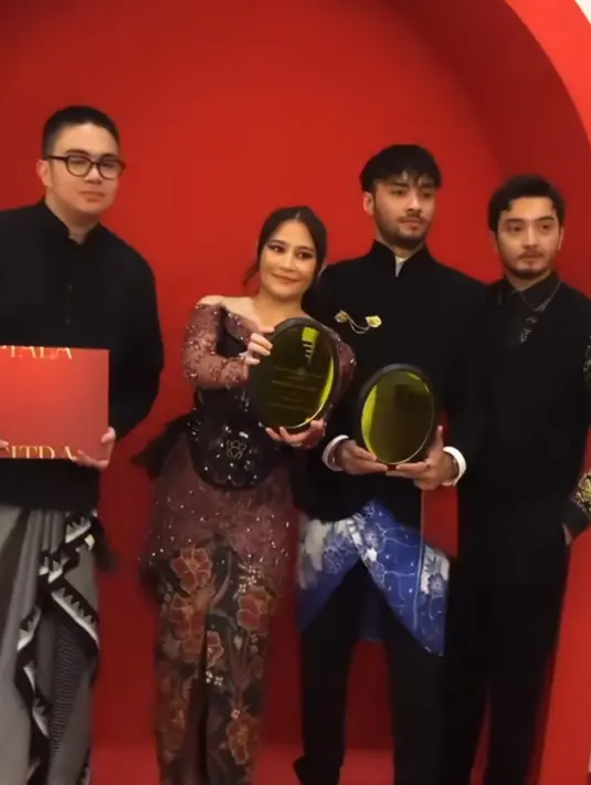 Penghargaan A.N Alcaff FFI 2023 (Aktor Pilihan Penonton) diberikan kepada Refal Hady dalam filmya Ketika Berhenti Di Sini. Refal mengenakan atasan beskap hitam dipadukan kain batik dan celana hitamnya. [@refalhady]