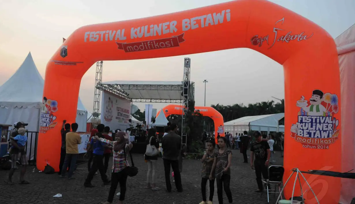 Pada stand kuliner terdapat berbagai pedagang yang menjajakan beragam makanan dan minuman, Jakarta, (13/9/14). (Liputan6.com/Herman Zakharia) 