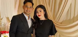 Keduanya memilih palet hitam sebagai benang merah tampilan, aman untuk kondangan malam hari, sekaligus memberi kesan dewasa dan elegan. [@febbyrastanty].
