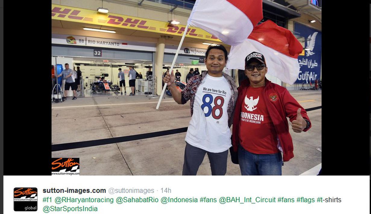 Bendera merah putih menjadi atribut utama warga Indonesia saat memberi dukungan langsung kepada Rio Haryanto di depan paddock Manor Racing di Sirkuit Internasional Sakhir, Bahrain, Kamis (31/3/2016). (Bola.com/Twitter)