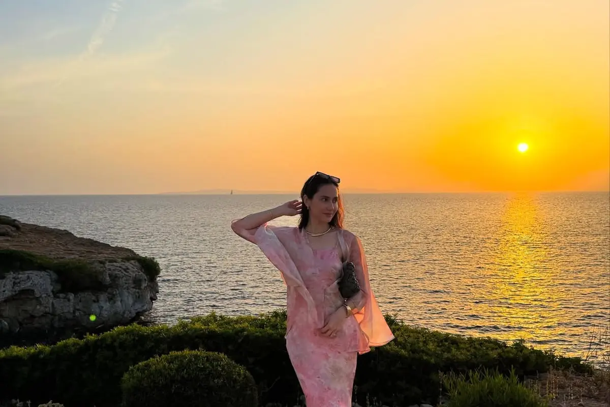 Pevita Pearce Tampil Anggun dalam Floral Dress Pink, Inspirasi Gaya Liburan Musim Panas yang Feminin dan Elegan