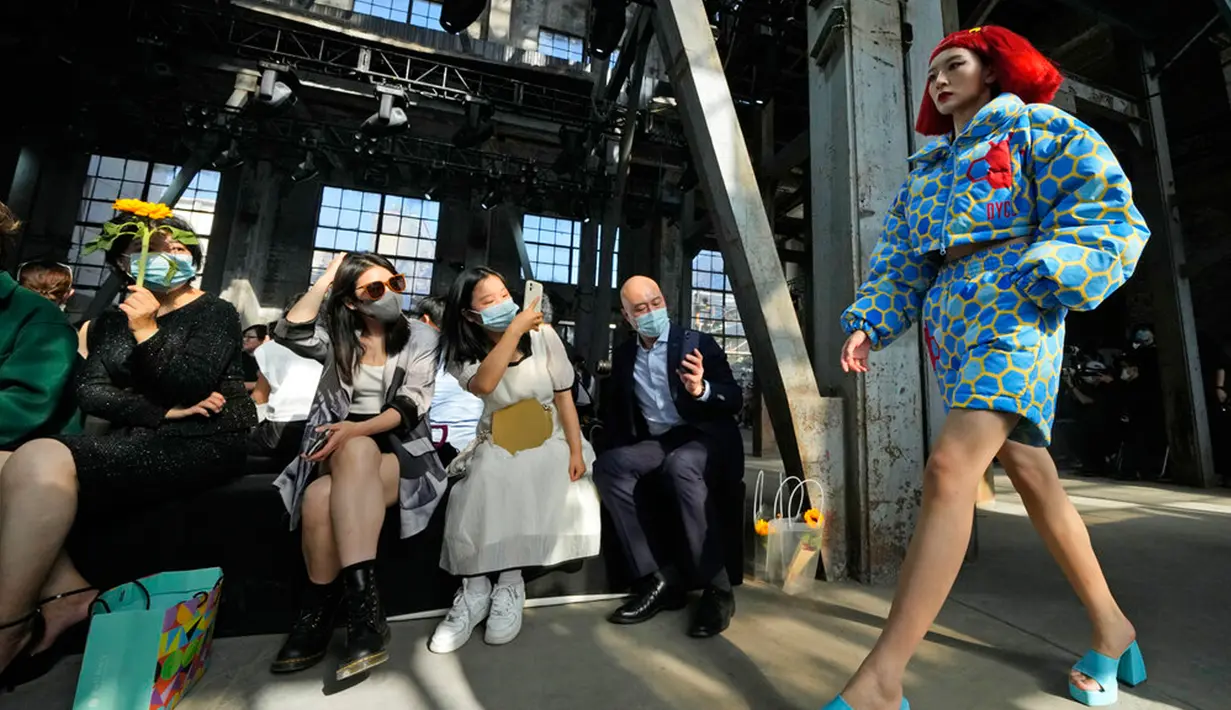 Penonton menyaksikan model berjalan saat pertunjukan Dieyingchongchong karya desainer Dong Yaer pada acara China Fashion Week di Beijing, China, 7 September 2022. (AP Photo/Ng Han Guan)