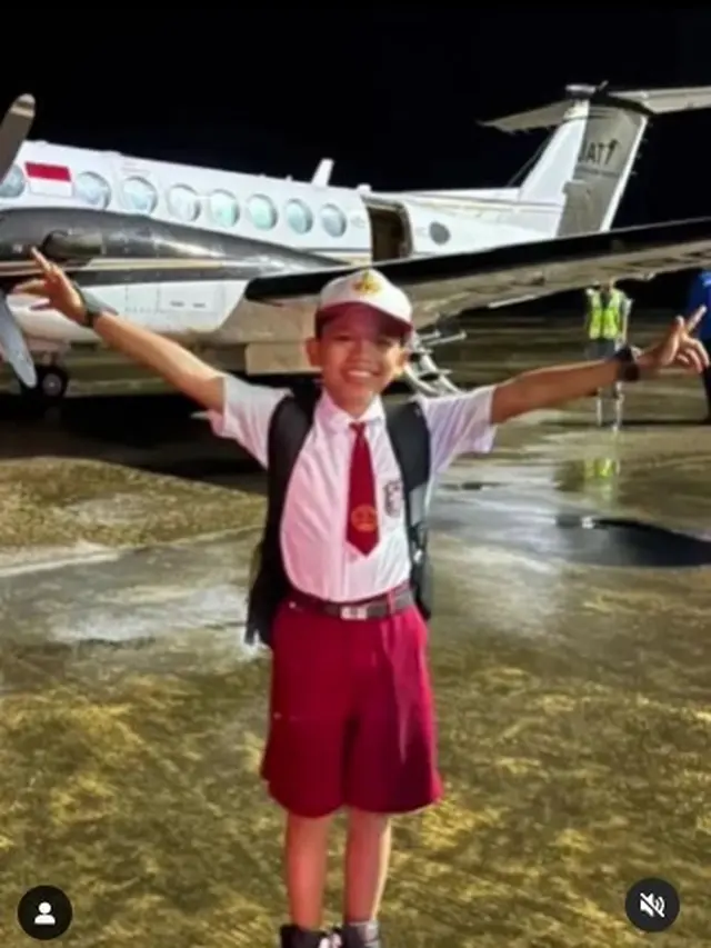 Masih tetap menggunakan seragam sekolah, Farel Prayoga, berpose dengan latar belakang pesawat. Wajahnya terlihat bahagia dan siap menyapa penggemar. (Foto: Instagram/@sandiuno)