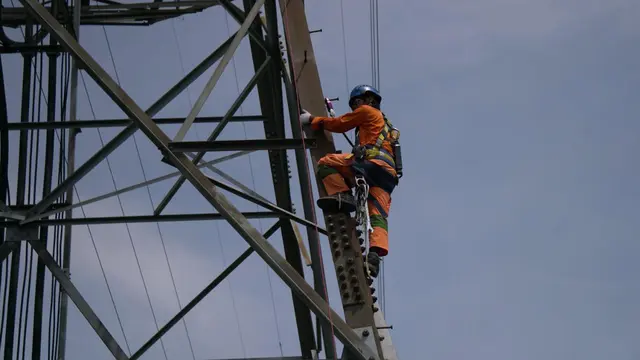 Petugas PLN saat memperbaiki jaringan listrik Madura di gardu induk Sampang. (Dian Kurniawan/Liputan6.com)