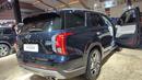 Hyundai Palisade Facelift memiliki tampak belakang dengan lekukan di bemper yang membuat mobil terlihat gagah. Kaca belakang telah dilengkapi dengan Defogger dan tersedia Shark Fin anthena yang terletak di atap bagian belakang. Penambahan spoiler juga memberikan kesan sporty pada mobil ini