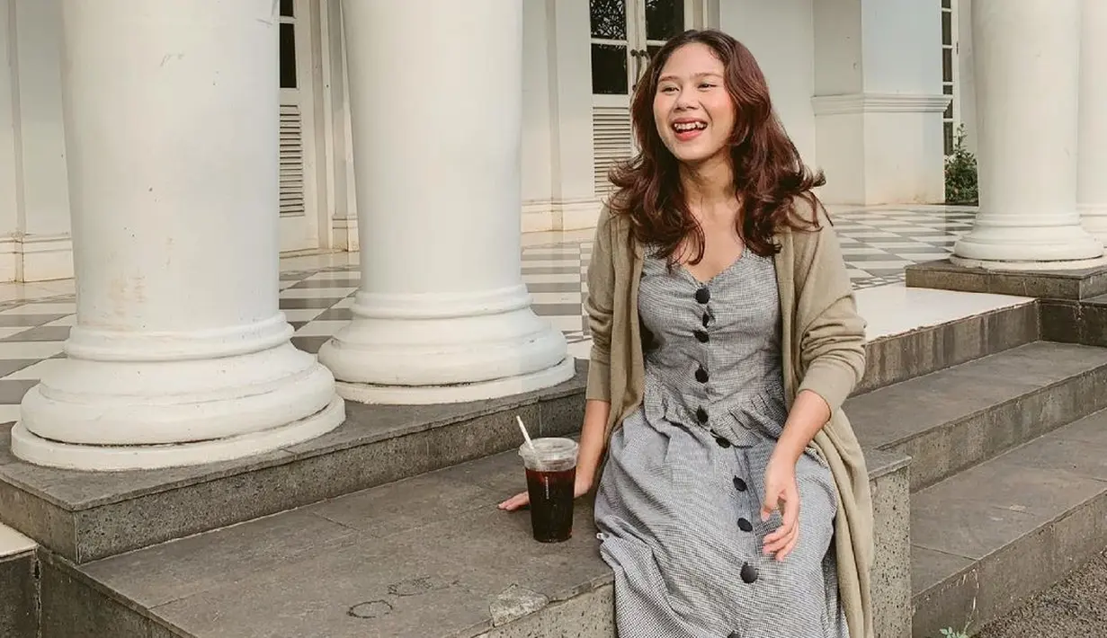 <p>Mix and match anti ribet, gunakan dress panjang dengan outer knit yang nyaman. [Instagram/cakecaine]</p>