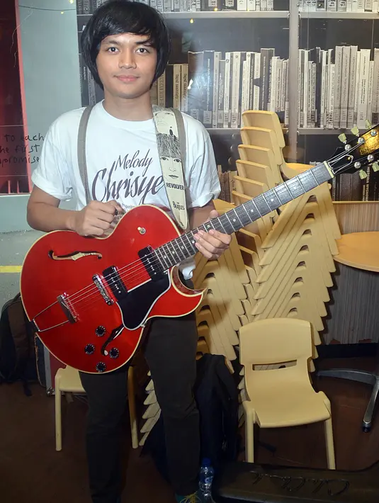 Istri mendiang Chrisye, Damayanti Nur mengaku senang dengan lagu-lagu suaminya bisa dibawakan oleh penyanyi muda. (Deki Prayoga/Bintang.com)