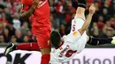 Penyerang Sevilla, Kevin Gameiro (kanan) berusaha menendang bola dari kawalan bek Livepool, Nathaniel Clyne pada final Liga Europa di Basel, Swiss (19/5). Sevilla menang atas Liverpool dengan skor 3-1. (Reuters / Dylan Martinez)
