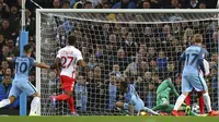 Aksi Raheem Sterling (tengah) isaat mencetak satu gol bagi Manchester City saat melawan Monaco pada babak 16 besar leg pertama Liga Champions di Etihad Stadium, Manchester, (21/2/2017).  (AP/Dave Thompson)