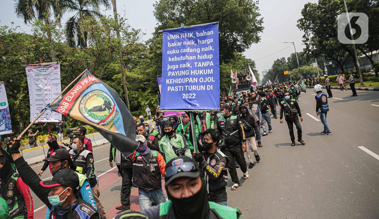 Sejumlah pengemudi ojek online melakukan aksi di kawasan Patung Kuda, Jakarta, Rabu (5/1/2022). Para pengemudi ojek online menuntut Kementerian Perhubungan serta pengelola aplikasi untuk menepati janji kenaikan tarif ojek online. (Liputan6.com/Faizal Fanani)