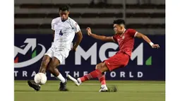 Pemain Timnas Indonesia, Dendy Sulistyawan (kanan) menendang bola ke gawang Filipina dalam laga pamungkas Grup A Piala AFF 2022. Dendy Sulistyawan berhasil mencetak satu gol bagi kemenangan 2-1 Timnas Indonesia atas Filipina. (AFP/Jam Sta Rosa)