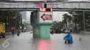 Warga mendorong sepedanya menerobos banjir yang merendam Jalan Gunung Sahari, Jakarta Pusat, Selasa (21/2). Banjir setinggi pinggang orang dewasa menyebabkan terputusnya sejumlah akses jalan untuk kendaraan bermotor (Liputan6.com/Faizal Fanani)