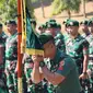 Prajurit Yonif 411/Pandawa/Kostrad mencium tunggul atau panji-panji Batalyon sebagai tanda berpamitan untuk bertugas dalam misi Perdamaian Dunia PBB tahun 2025-2026. Foto: liputan6.com/edhie prayitno ige&nbsp;