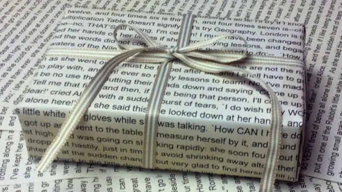 13 Kado Ulang Tahun yang Cocok untuk Si Kutu Buku