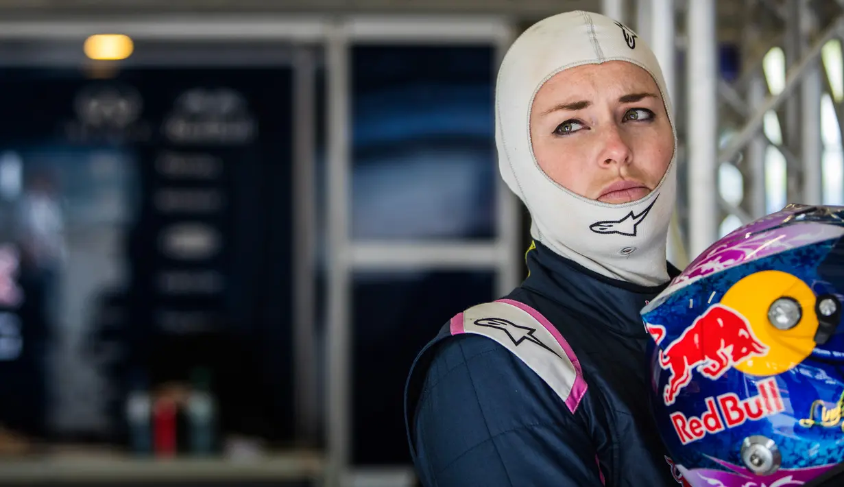 Atlet Ski dunia asal Amerika, Lindsey Vonn  melakukan persiapan sebelum mencoba mengendarai mobil F1 Red Bull di Spielberg, Austria, (14/6). Ia mencoba mobil F1 ketika dirinya berlibur dari kegiatan olahraganya (Ski). (Samo Vidic/Red Bull Content Pool)