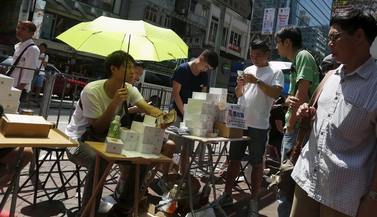 Pedagang melayani pembeli iPhone Apple 6s dan iPhone 6s di pusat perbelanjaan Mongkok, Hong Kong, Cina (25/9/2015). iPhone 6s dibandrol dengan harga sekitar 12 juta - 15 juta rupiah, sedangkan 6s Plus 13 juta - 17 juta rupiah. (REUTERS/Bobby Yip)