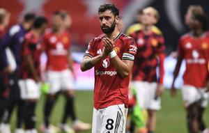 Bruno Fernandes dari Manchester United menyapa setelah pertandingan Premier League Summer Series antara Manchester United dan Everton FC di Stadion Mercedes-Benz pada 3 Agustus 2025 di Atlanta, Georgia. (AJ Reynolds/Getty Images via AFP)