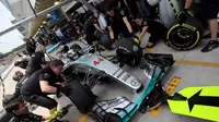 Pebalap Mercedes, Lewis Hamilton, berhasil mengatasi masalah mekanik di mobilnya dan mencatat waktu tercepat saat free practice 3 GP Brasil.