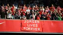 Penggemar Liverpool mengucapkan selamat tinggal kepada pelatih Liverpool Jurgen Klopp setelah laga pekan ke-38 Premier League melawan Wolverhampton Wanderers di Stadion Anfield, Minggu (19/5/2024). (Paul ELLIS / AFP)
