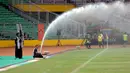 Petugas lapangan menyirami rumput jelang laga timnas Indonesia U-23 melawan Korea Selatan di kualifikasi grup H Piala Asia 2016 di Stadion GBK Jakarta, Selasa (31/3/2015). Indonesia U-23 kalah 0-4 dari Korea Selatan. (Liputan6.com/Helmi Fithriansyah)