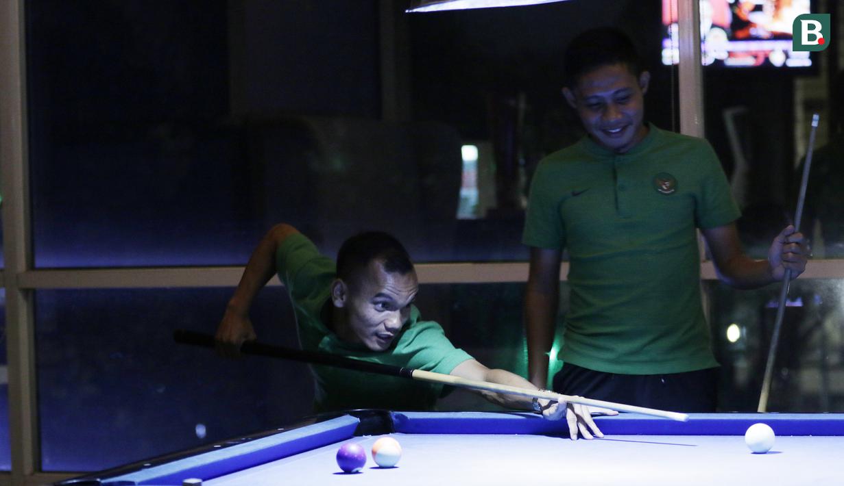 Pemain Timnas Indonesia, Riko Simanjuntak, saat bermain biliar dengan Evan Dimas di Hotel Grand Zuri, Jawa Barat, Minggu (4/11). Pemusatan latihan Timnas ini merupakan persiapan jelang Piala AFF 2018. (Bola.com/M Iqbal Ichsan)