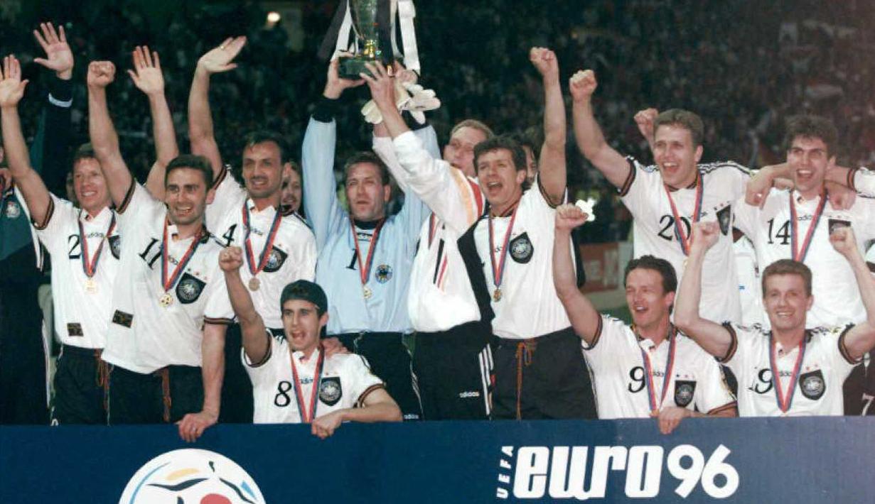 Pemain senior identik dengan umur dan pengalamannya, maka tak heran jika pemain-pemain senior yang berlaga biasanya sudah tua. Berikut 5 pemain gaek skuat Der Panzer yang pernah tampil di Piala Eropa. (Foto: AFP/Acques Demarthon)