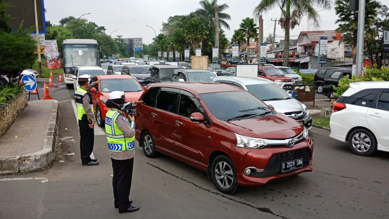 Libur Isra Mikraj, Antrean Kendaraan Mengular 5 Km Menuju Puncak Bogor