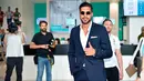 Pemain timnas Jerman, Emre Can menyapa awak media saat tiba untuk menjalani tes medis di J Medical di Turin, Italia, (21/6). Can menjalani tes medis untuk masuk ke klub Juventus. (Alessandro Di Marco/ANSA via AP)