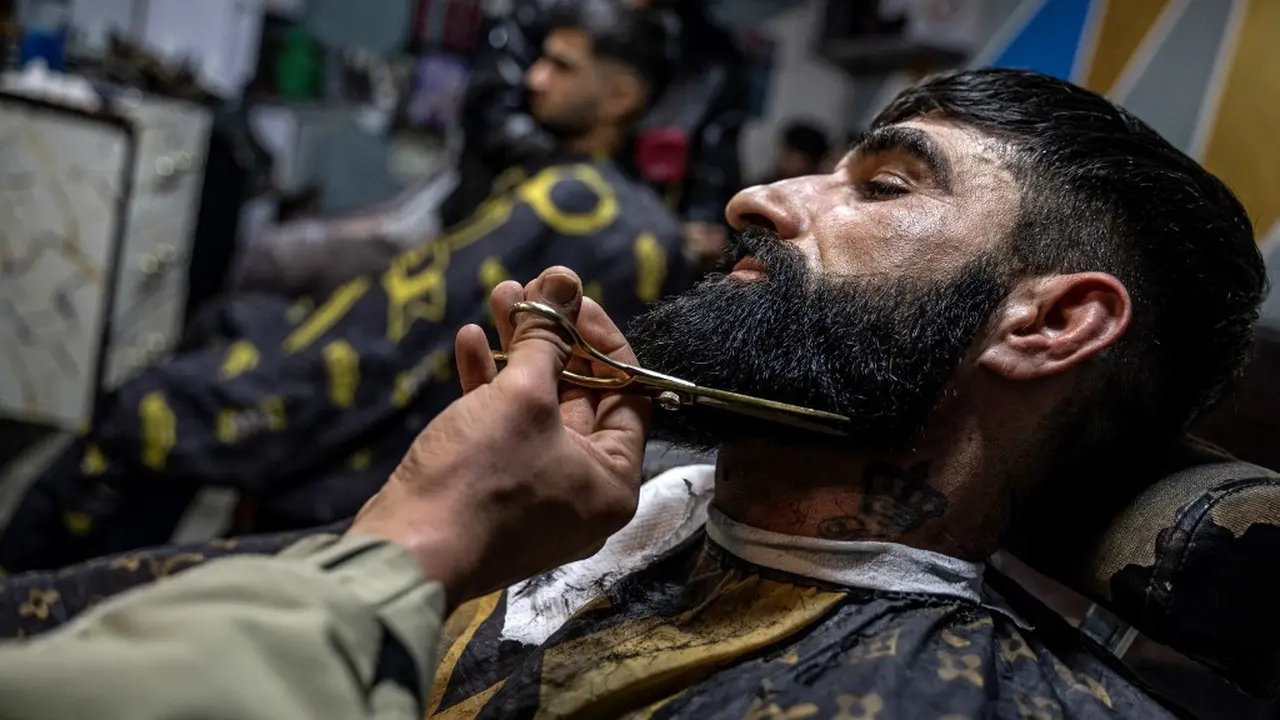 Tukang Cukur di Afghanistan Terancam Dipenjara Bila Pangkas Janggut Pelanggannya Kependekan