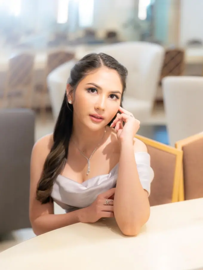 Pesona Princess Jessica Mila dalam Gaun Menerawang Merek Lokal Setelah Dilamar Yakup Hasibuan