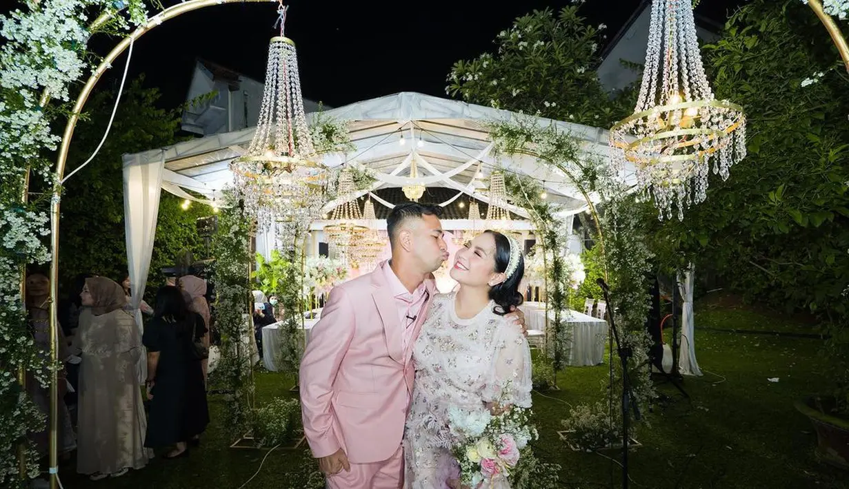 Potret Raffi Ahamd saat henda mencium sang istri tercinta. (Foto: Instagram/ raffinagita1717)